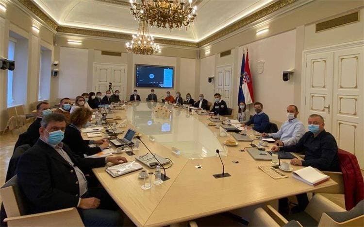 Mikićevi iz Kaptola ubiru listove duhana žutog kao zlato
