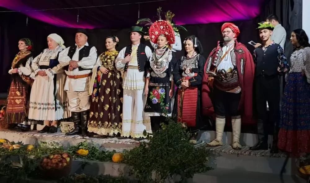 Revija ‘Obnavljamo baštinu’ u Trnjanima ponovno oduševila: Narodne nošnje kao most između prošlosti i budućnosti