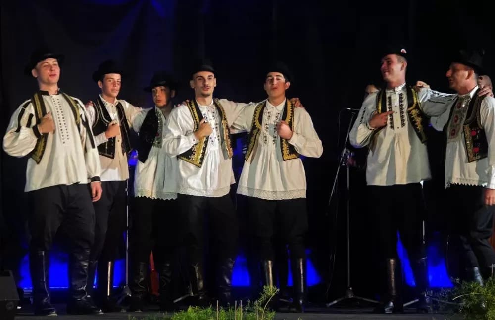 Revija ‘Obnavljamo baštinu’ u Trnjanima ponovno oduševila: Narodne nošnje kao most između prošlosti i budućnosti