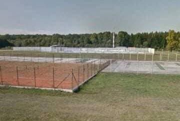 Atraktivne vožnje motociklista na motocross stazi Villare