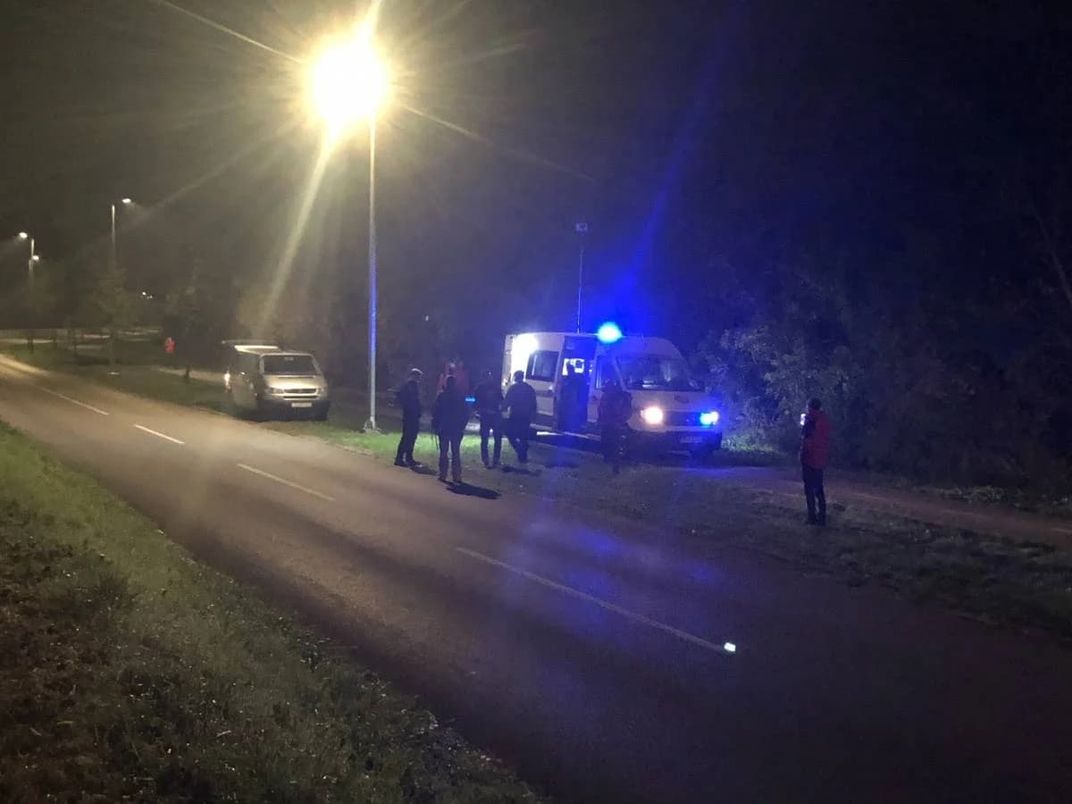 Atraktivne vožnje motociklista na motocross stazi Villare