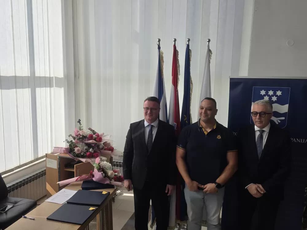 Srce ispod odore: Policajci koji daruju život kap po kap