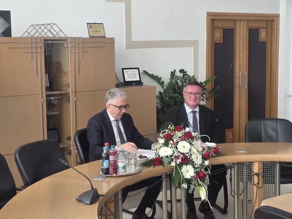 Srce ispod odore: Policajci koji daruju život kap po kap