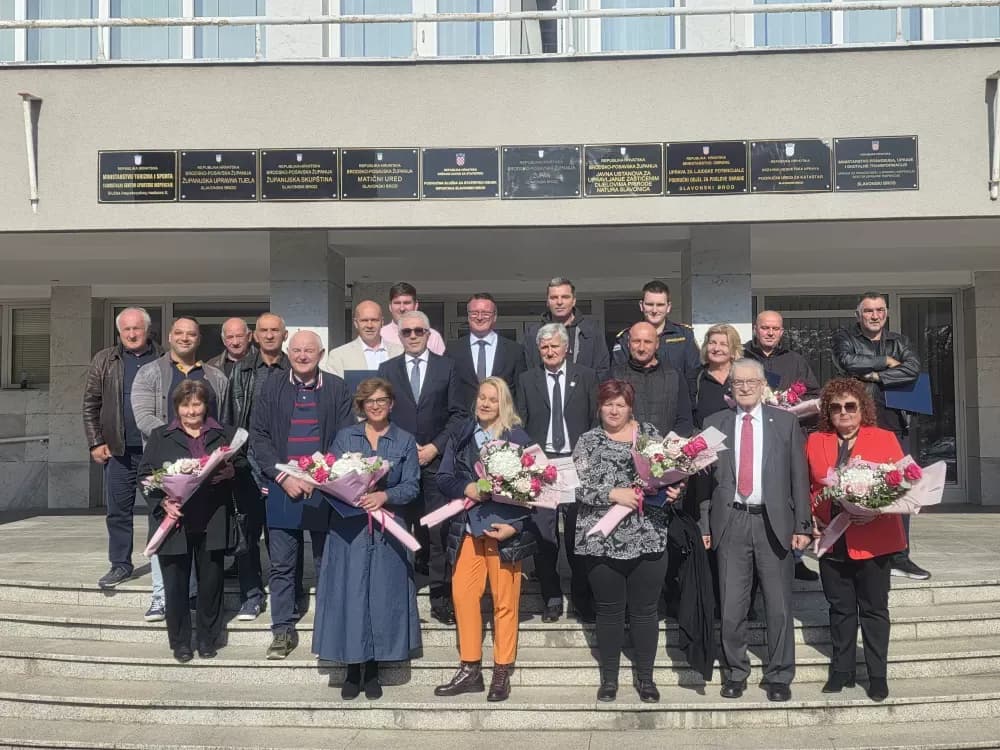 Srce ispod odore: Policajci koji daruju život kap po kap