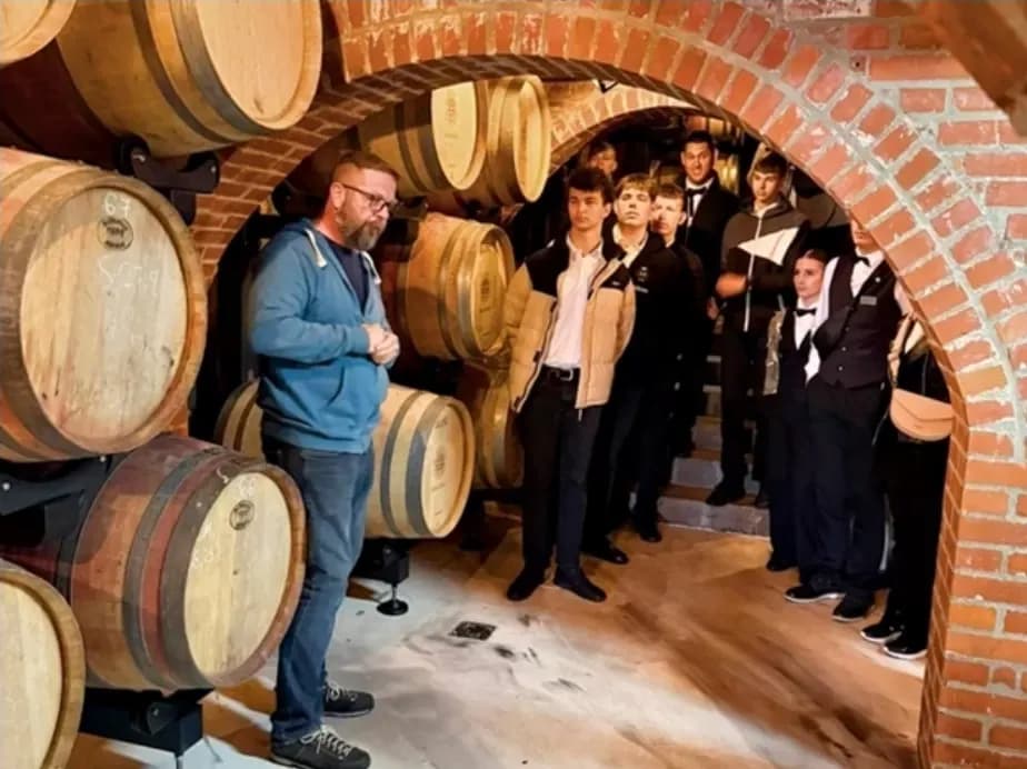 Budući konobari pohodili vinograd i podrum na padinama Papuka