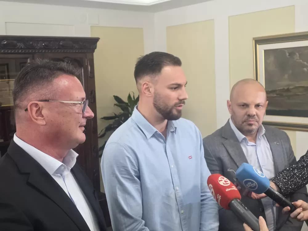 Srdačan susret župana Marušića i njegovih suradnika sa Gabrijelom Veočićem