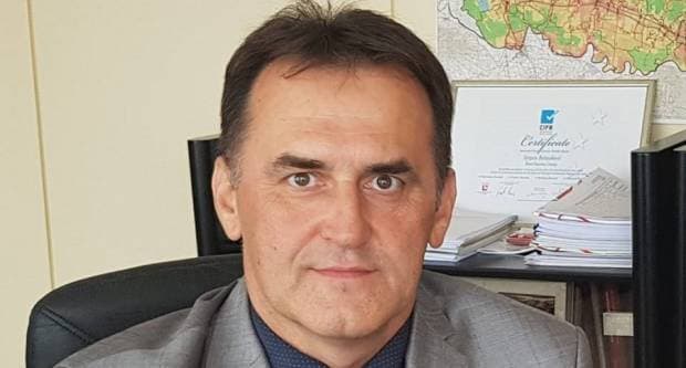 UMIROVLJENICI PJEVALI: Muzem krave ne zovi me diko upast će mi mobitel u mliko!