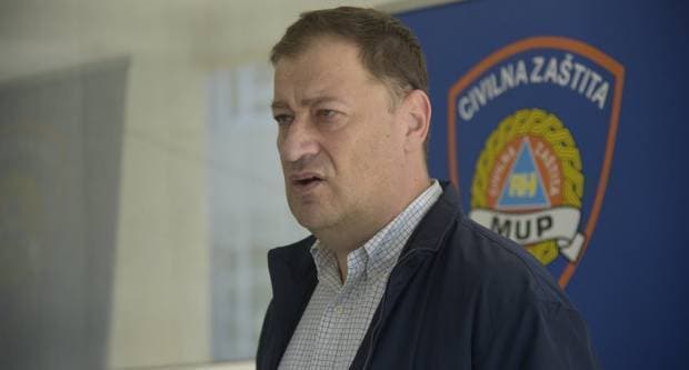 UMIROVLJENICI PJEVALI: Muzem krave ne zovi me diko upast će mi mobitel u mliko!