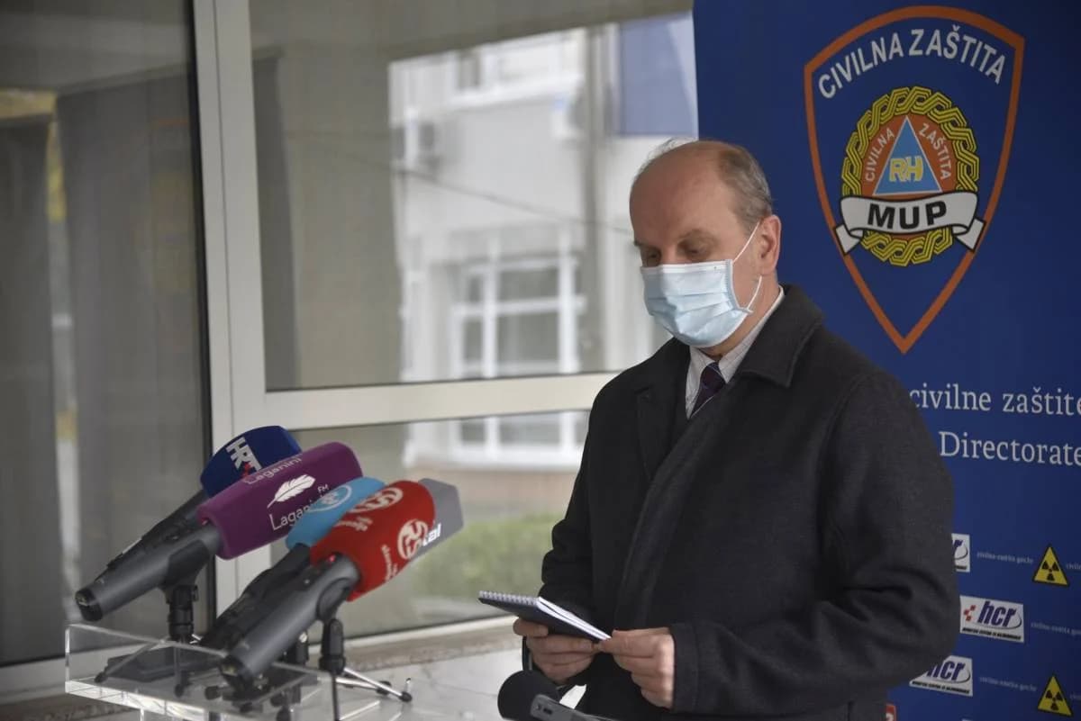 UMIROVLJENICI PJEVALI: Muzem krave ne zovi me diko upast će mi mobitel u mliko!