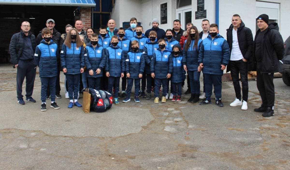 Kaptolački tamburaški orkestar tamburama i pjesmama u šetnji Slavonijom