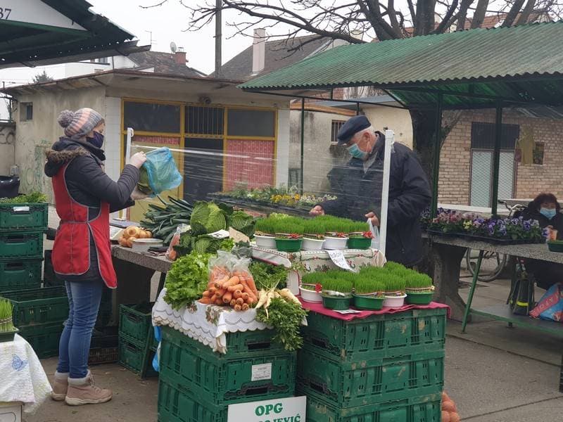 Požega proslavila Martinje u duhu tradicije: Središte grada odjekivalo obredom krštenja mošta!