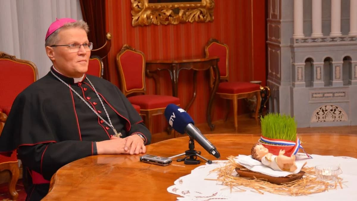 Požega proslavila Martinje u duhu tradicije: Središte grada odjekivalo obredom krštenja mošta!