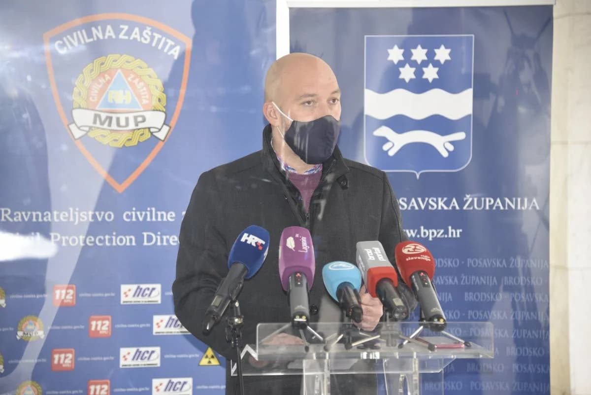 Požeška jesen u srcu grada: Štandovi, izlagači i mirisi domaćih proizvoda ispunili pješačku zonu