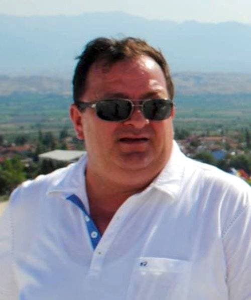 Smeće u kontejnerima pored groblja