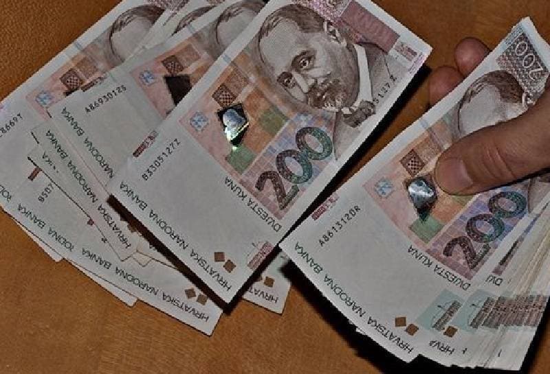 U gradskom središtu Pleternice zapaljeni brojni lampioni uz Dan sjećanja na žrtve Vukovara i Škabrnje