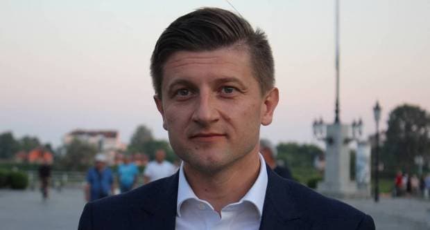 Supruzi Danijeli za rođendan kupio prikolicu za prijevoz drveta
