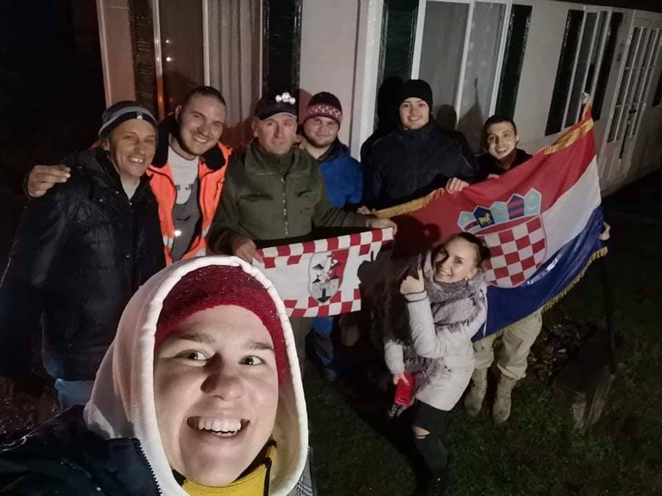 Kreativne maturantice iz Požege osvajaju prolaznike unikatnim torbama za svoj maturalac