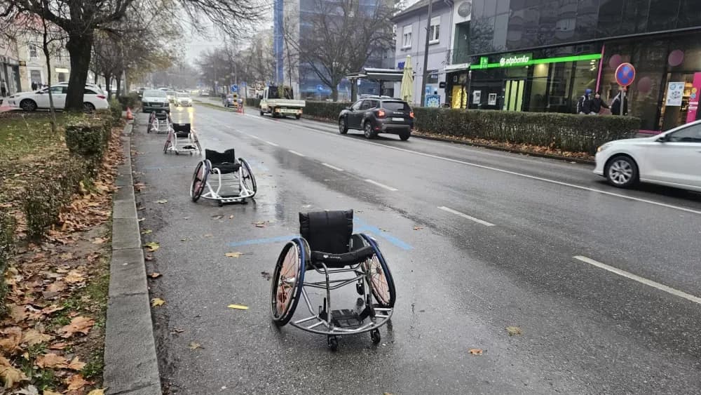 Vozači u nevjerici. Kolica ʼzauzelaʼ 5 mjesta u centru grada.