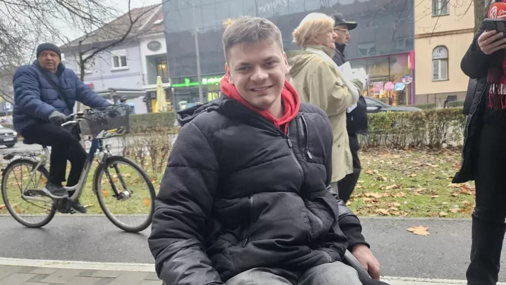 Vozači u nevjerici. Kolica ʼzauzelaʼ 5 mjesta u centru grada.