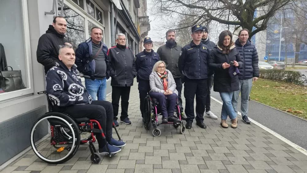 Vozači u nevjerici. Kolica ʼzauzelaʼ 5 mjesta u centru grada.