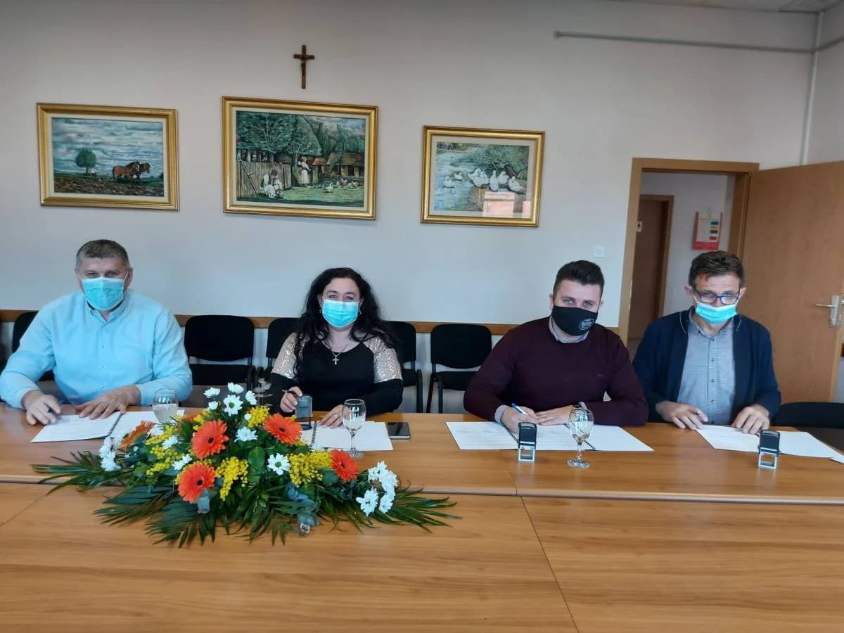 Inspirativna večer u Požegi: Predstavljena nova zbirka pjesama i izložba makramea Slavice Šperande