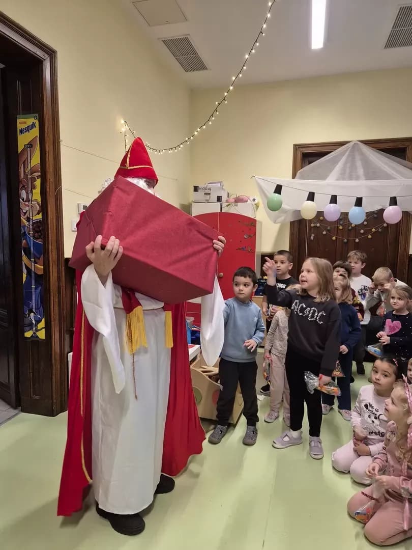 Sveti Nikola donio radost najmlađima u Slavonskom Brodu