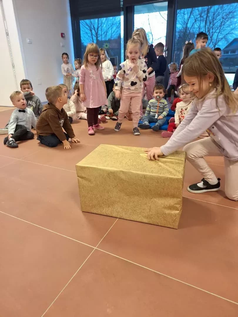 Sveti Nikola donio radost najmlađima u Slavonskom Brodu
