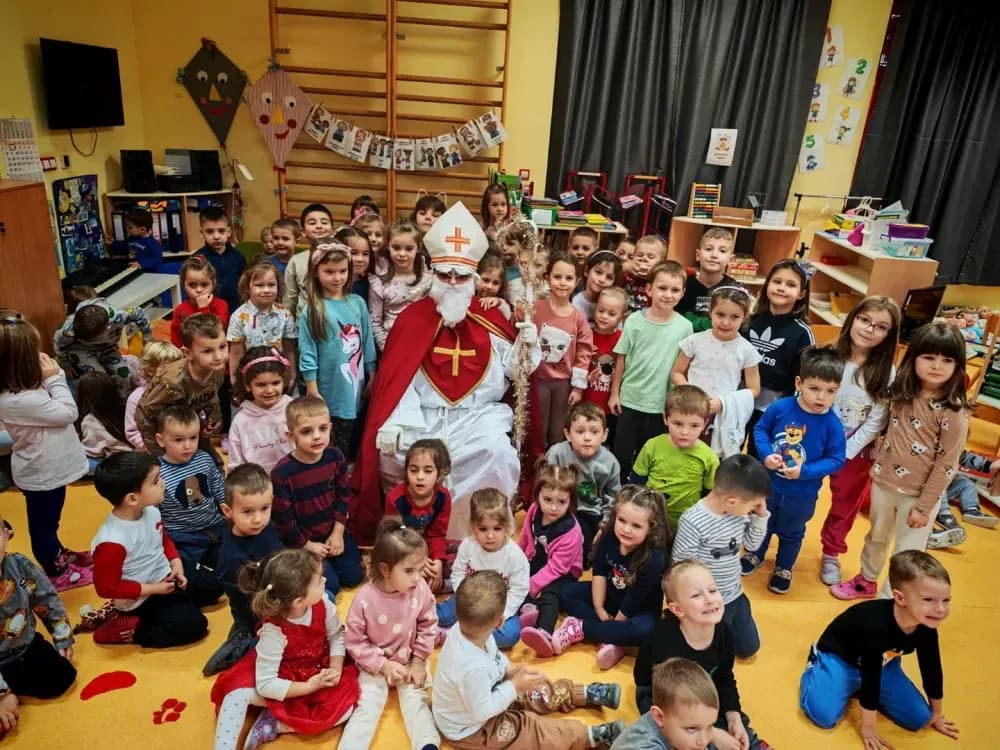 Sveti Nikola donio radost najmlađima u Slavonskom Brodu
