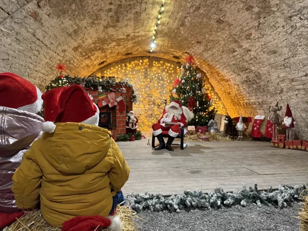 Mališani oduševljeni otvorenjem Kuće Djeda Božićnjaka u istočnom Kazamatu