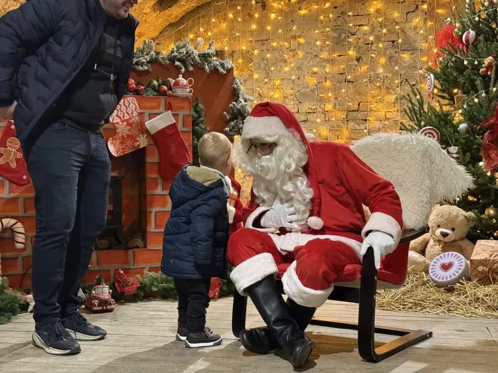 Mališani oduševljeni otvorenjem Kuće Djeda Božićnjaka u istočnom Kazamatu
