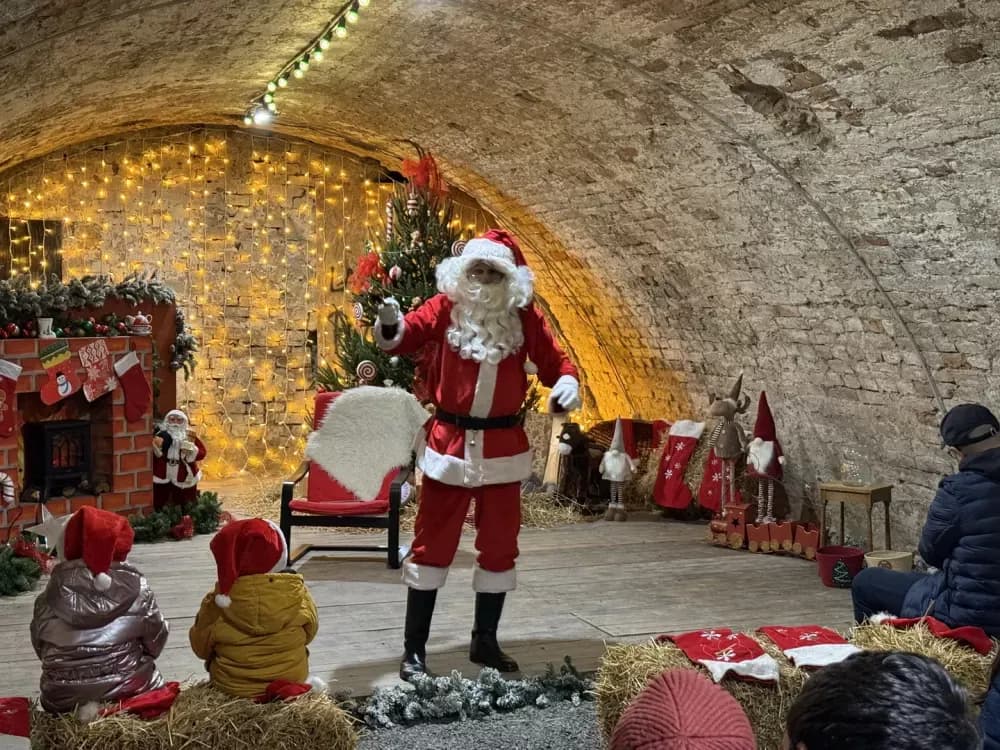Mališani oduševljeni otvorenjem Kuće Djeda Božićnjaka u istočnom Kazamatu