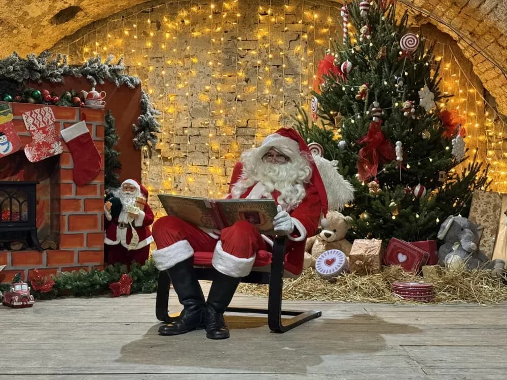 Mališani oduševljeni otvorenjem Kuće Djeda Božićnjaka u istočnom Kazamatu