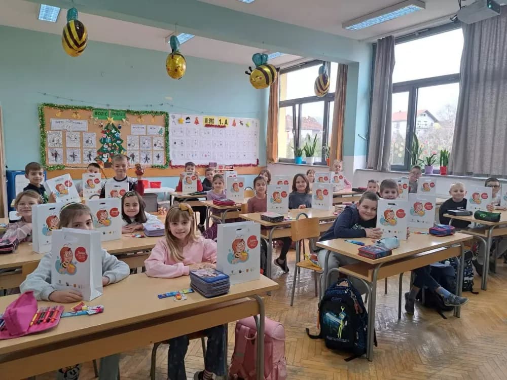 Na Školski medni dan prvašićima podijeljeno 533 staklenke meda