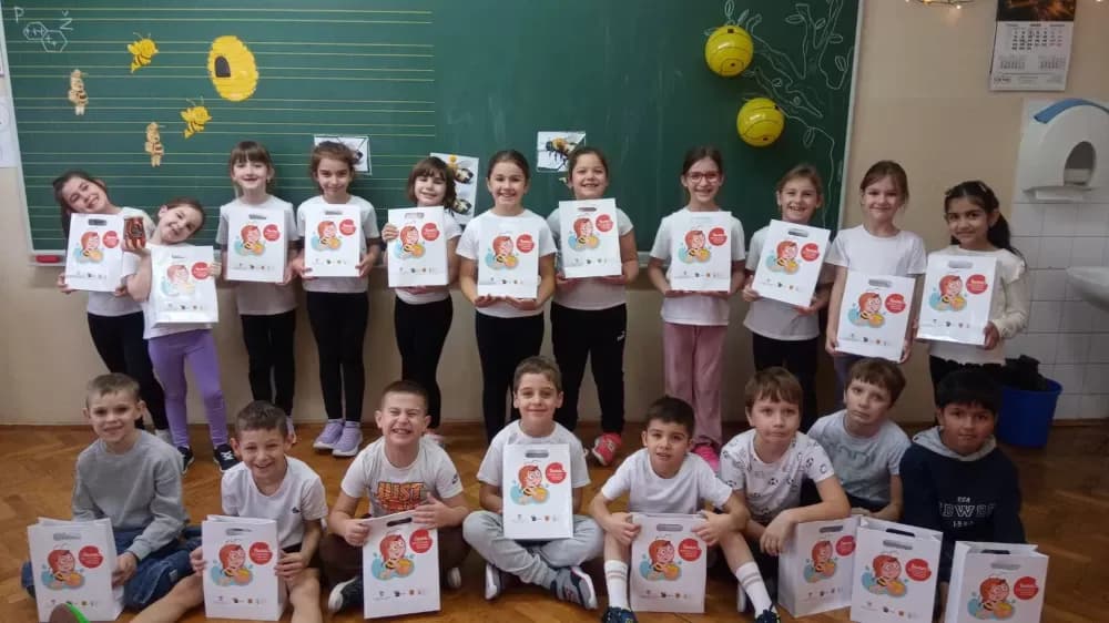 Na Školski medni dan prvašićima podijeljeno 533 staklenke meda