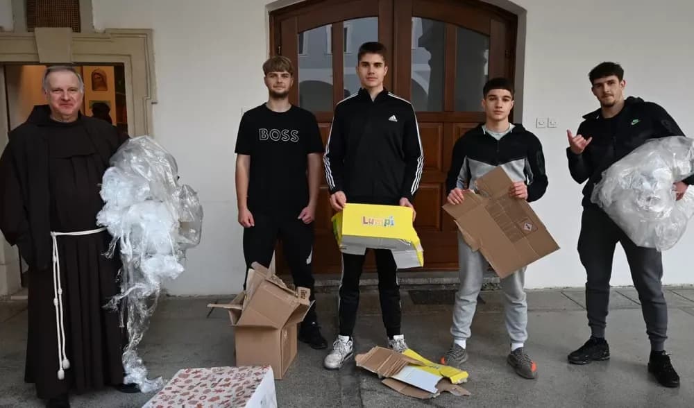 Brodskom Socijalnom dućanu uručena vrijedna donacija članova HDZ-a s ʼKolonijeʼ