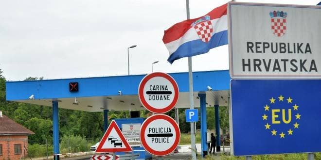 FRAGMENTI PROLAZNOSTI: Izložba Anite Grbavac Jakobović u Gradskom muzeju Požega ovjekovječila arkade kao simbole trajanja
