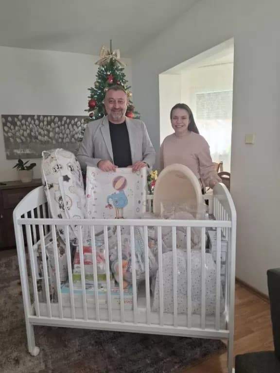 Načelnik Općine Bukovlje Igor Đaković po prvi put uručio paket opreme obitelji novorođenog djeteta