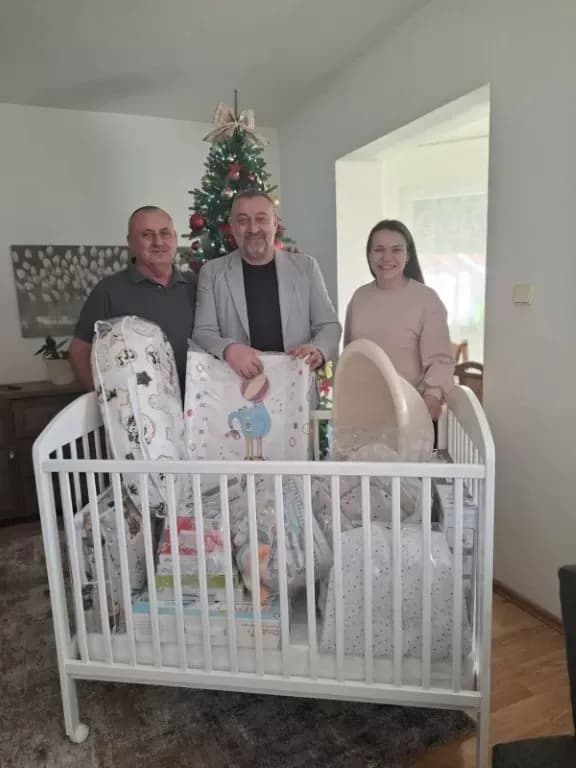 Načelnik Općine Bukovlje Igor Đaković po prvi put uručio paket opreme obitelji novorođenog djeteta