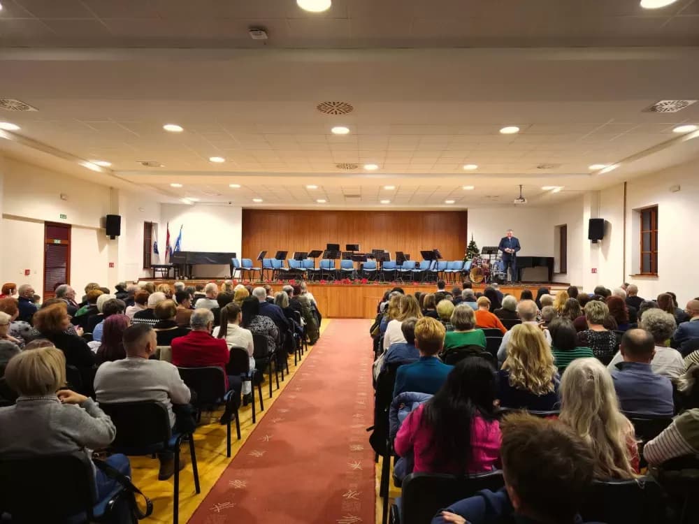 Božićni koncert brodskih udruga ispunio Glazbenu školu blagdanskim ozračjem