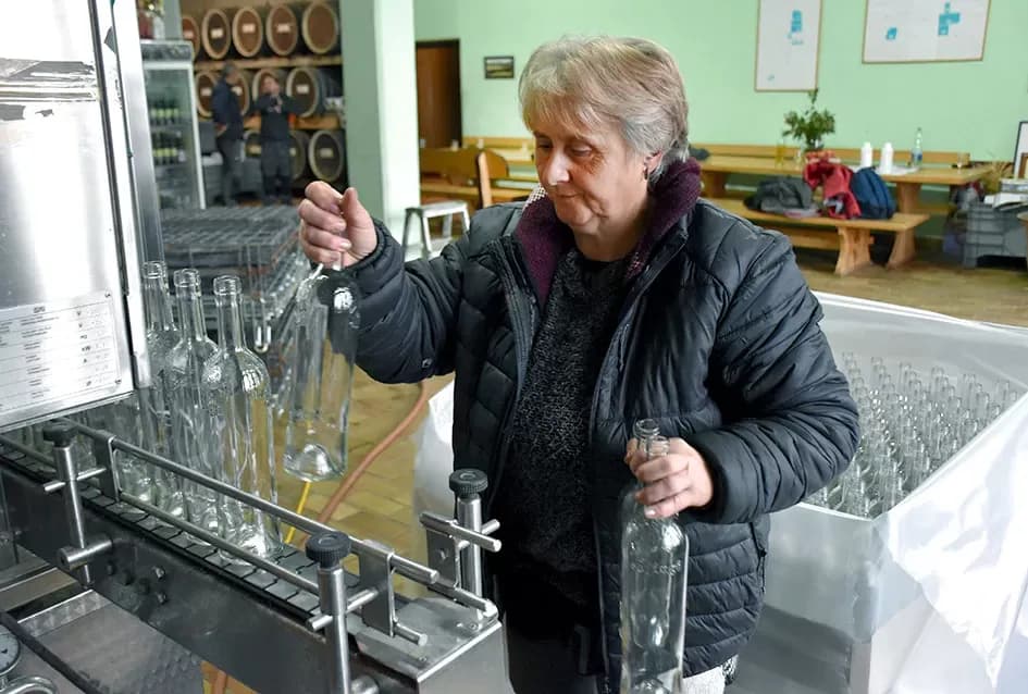 Vinski vizionar iz Hrnjevca: Ivo Enjingi uoči Badnjaka napunio šampionsko bijelo Venje 2015.