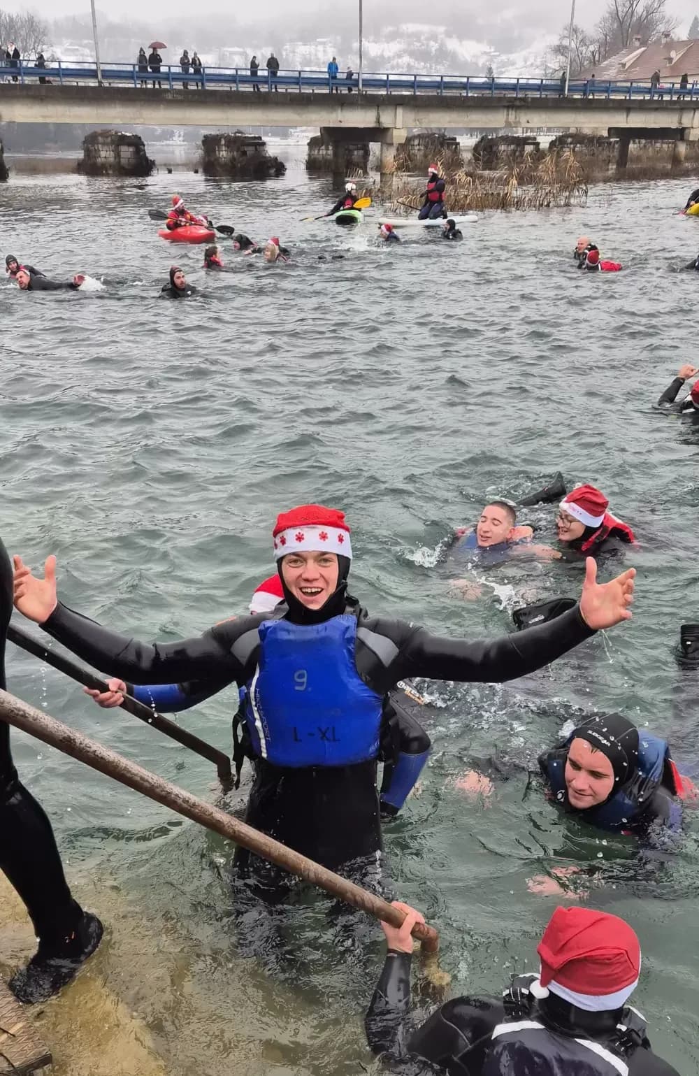 19. BOŽIĆNI RAFTING - I Brođani veslali i plivali studenim vodama Mrežnice
