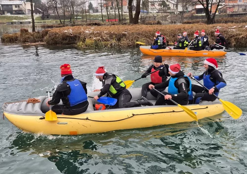 19. BOŽIĆNI RAFTING - I Brođani veslali i plivali studenim vodama Mrežnice