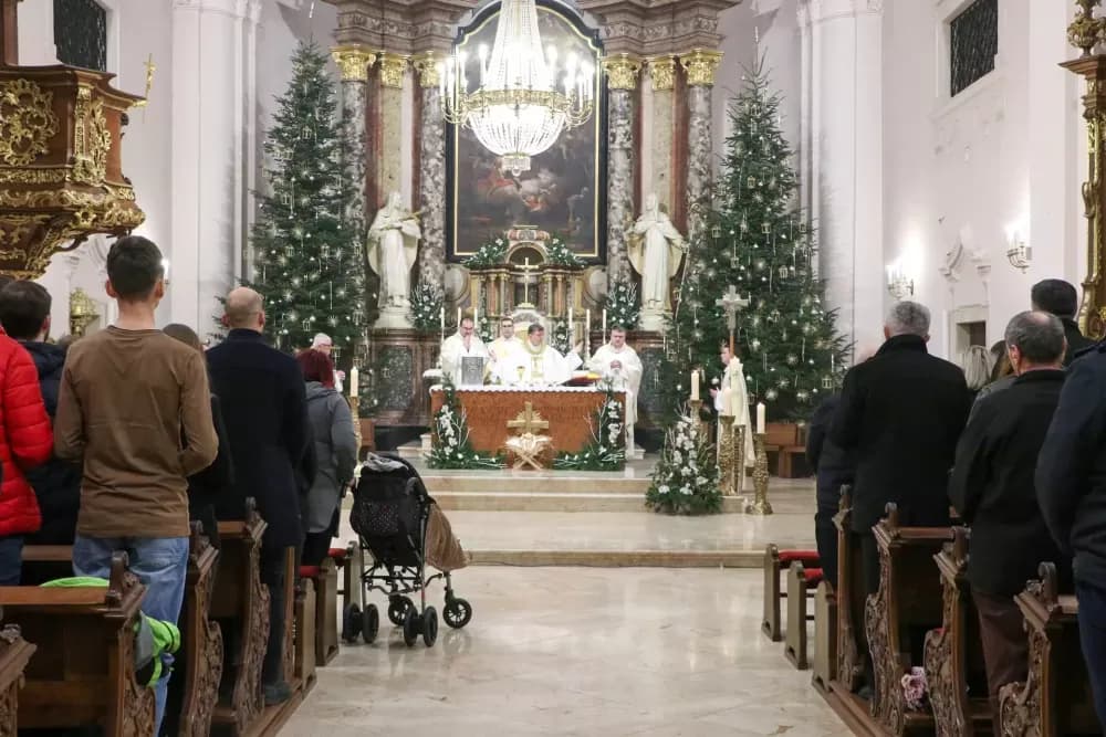 BOŽIĆ U SOCIJALIZMU: Jesu li crkve doista prije bile punije u božićnoj noći ili – kako je komunizam servirao kavijar umjesto Krista