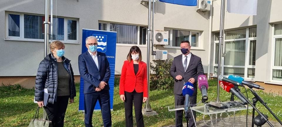 SPEKTAKL U VELIKOJ: Tisuće ljudi uz Luku Nižetića, klizalište i balone želja proslavilo „Popodnevnu Novu godinu“