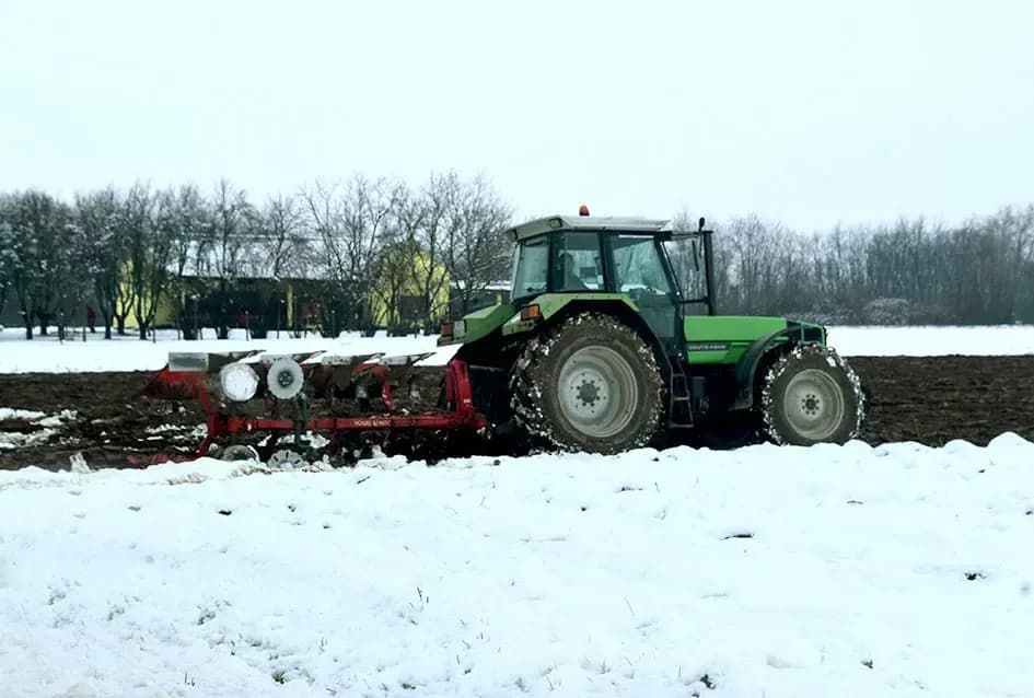 Snijeg nije zaustavio plugove: U tijeku zimsko zaoravanje