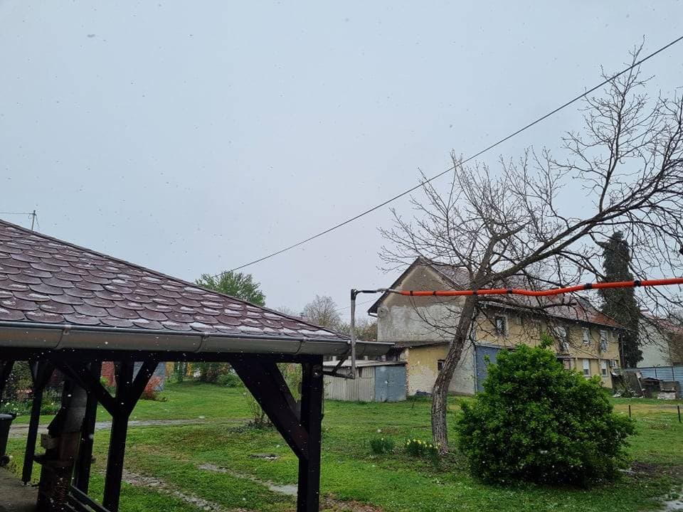 Požeški pravoslavni vjernici proslavili Badnju večer paljenjem badnjaka