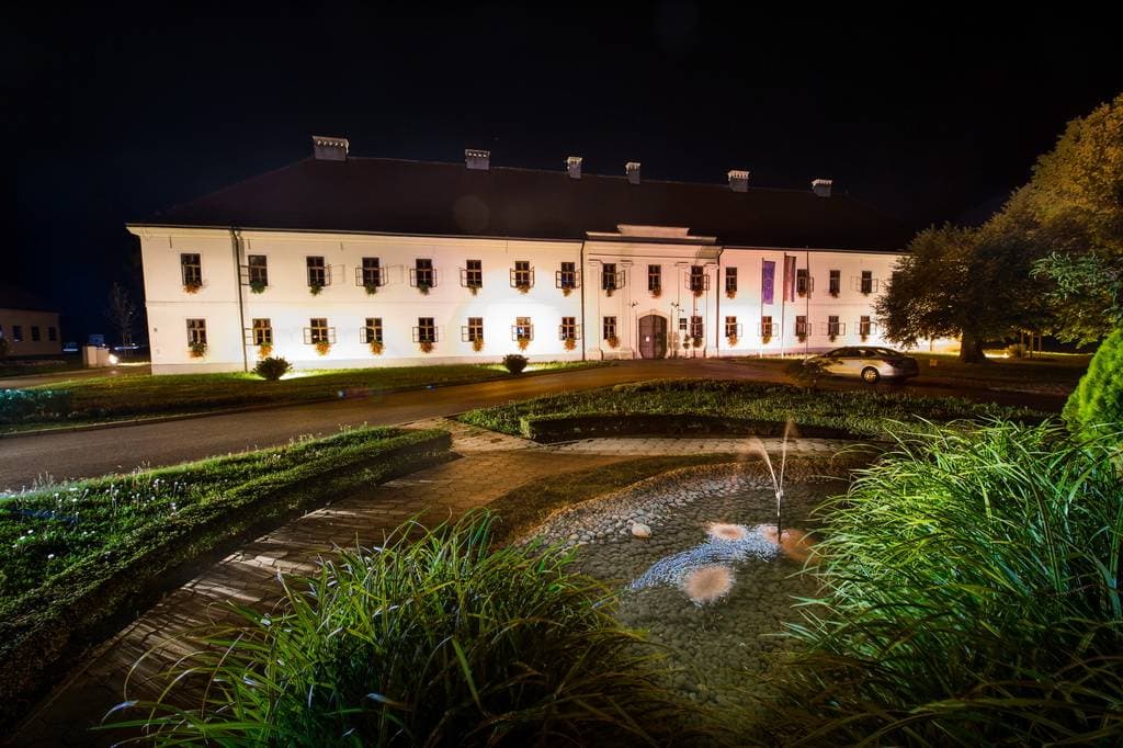 Požeški pravoslavni vjernici proslavili Badnju večer paljenjem badnjaka