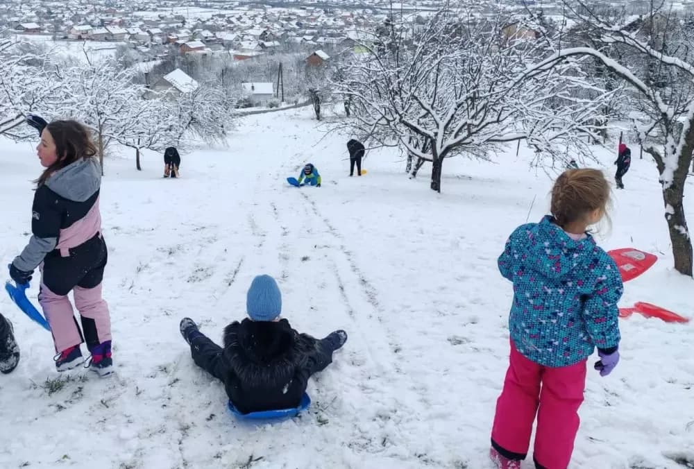NA BRODSKOM BRDU: Dječje snježne radosti uz sanjkanje kao nekoć