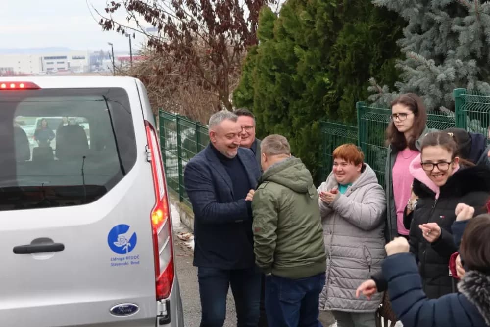Radost koja spaja: Novi kombi za Udrugu Regoč donosi sigurnost, osmijehe i veću uključenost