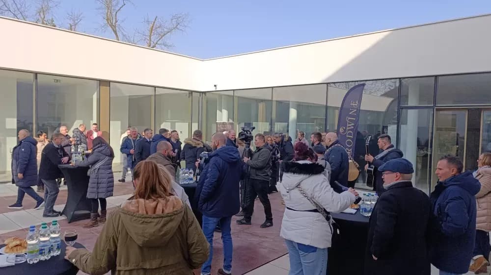 Vinobus Radio Slavonije krenuo na jubilarnu 20. vinsku rutu